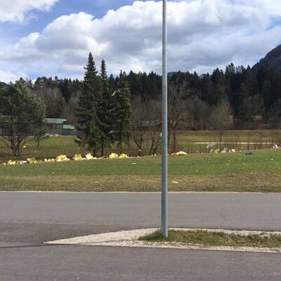 Planenanhänger wurde auf der B17 in Traiskirchen-Möllersdorf auf die Badener Bahn geschleudert