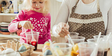 So geht Eierf&auml;rben mit Naturfarben