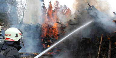 Osterfeuer greift auf Holzlager &uuml;ber