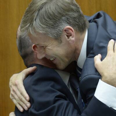 Schüler eines Militärgymnasiums verfolgen die Debatte