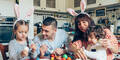 Familie beim bemalen von Ostereiern