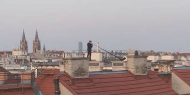 Alphornbl&auml;ser auf Dach verz&uuml;ckt Wien
