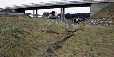 Mann aus Auto geschleudert -  tot