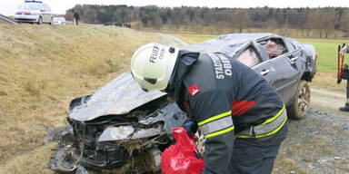 Mann aus Auto geschleudert -  tot
