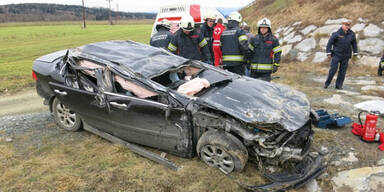 Mann aus Auto geschleudert -  tot