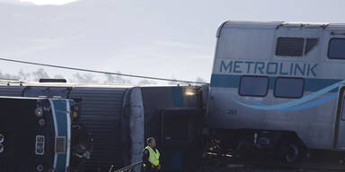 Zug rast in Lkw und entgleist: 28 Verletzte
