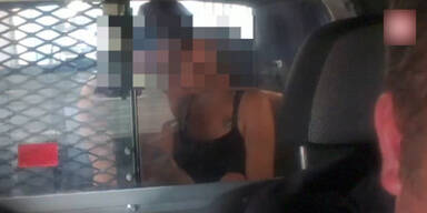 Sex-P&auml;rchen vergn&uuml;gt sich im Polizei-Auto