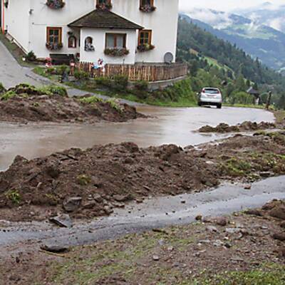Die Feuerwehren sind im Dauereinsatz, um die Häuser von den Schlammmassen zu befreien