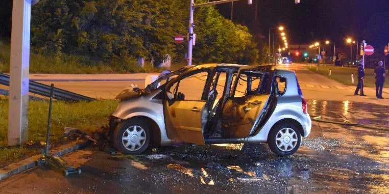 Alko-Lenker crasht in Wien gegen Lichtmast: Auto brennt aus