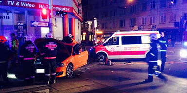 Raser ignoriert Ampel und crasht in Taxi