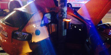 Raser ignoriert Ampel und crasht in Taxi