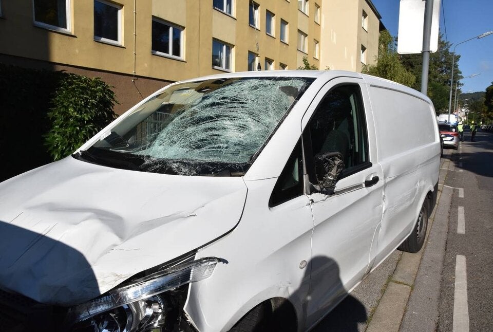 Radlerin von Klein-LKW erfasst: Lebensgefahr