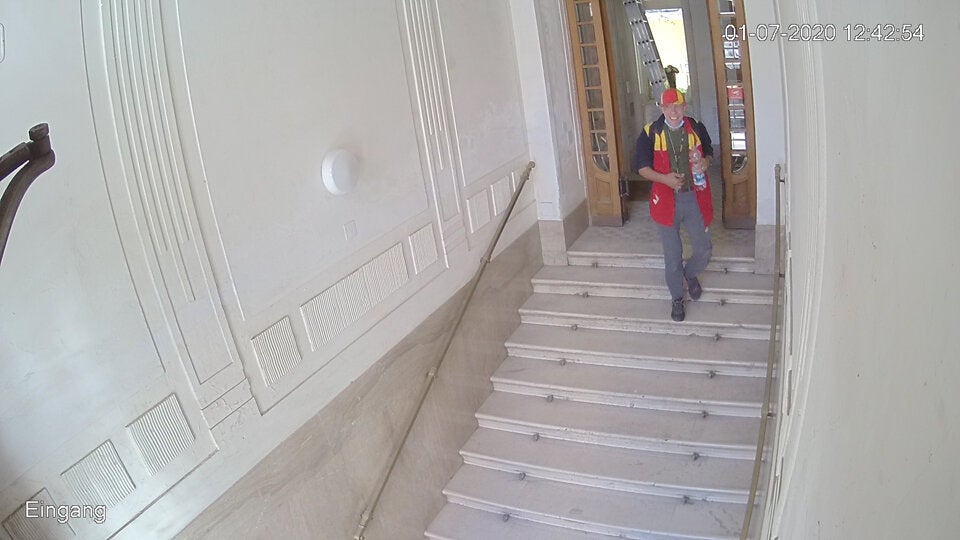 Polizei sucht diesen mutmaßlichen Wohnungseinbrecher