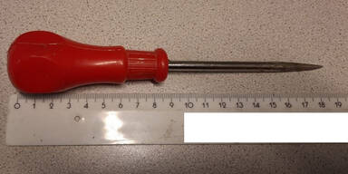 Frau attackiert Ex-Lebensgef&auml;hrten mit spitzem Werkzeug