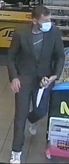 Räuber in Anzug kam mit Fleischermesser