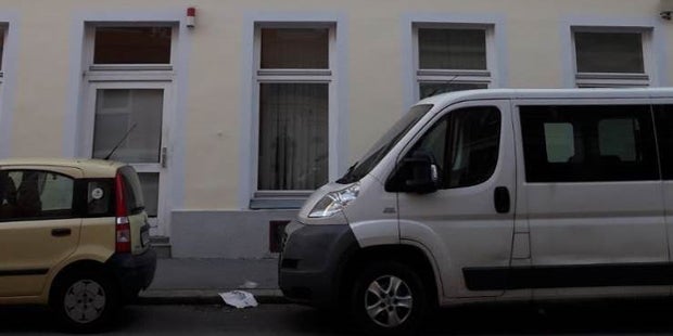 Frau stürzt 18 Meter in Tiefe