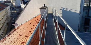 Frau st&uuml;rzt 18 Meter in Tiefe