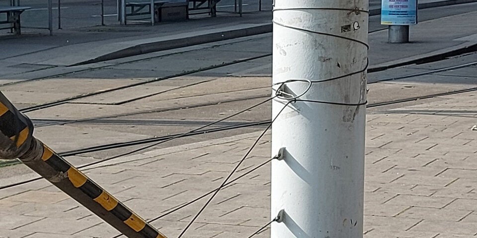 Drahtseil-Falle bei U-Bahnvorplatz in Wien