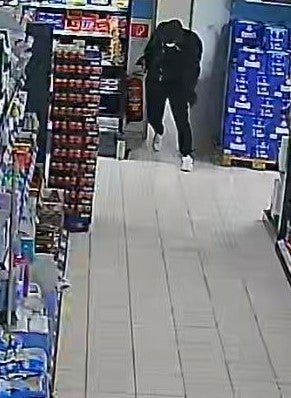 Raub in Supermarkt: Fahndungsbilder