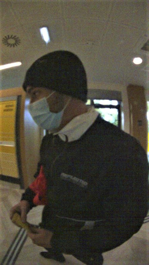 Wenn Sie diesen Mann sehen, rufen Sie die Polizei