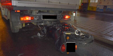 Lkw-Lenker f&auml;hrt Biker in Wien &uuml;ber Kopf samt Helm