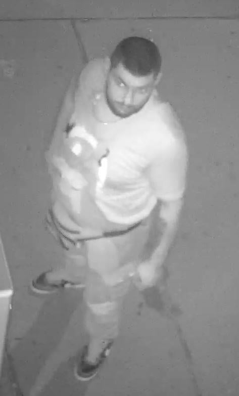 Nach Raub: Polizei sucht diesen Mann