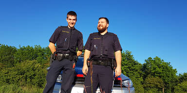 Polizisten retten Baby im Stiegenhaus das Leben