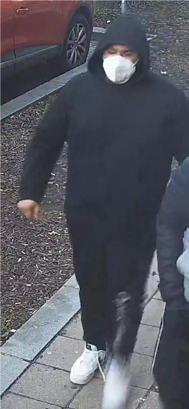 Schwerer Raub: Polizei sucht diese Männer