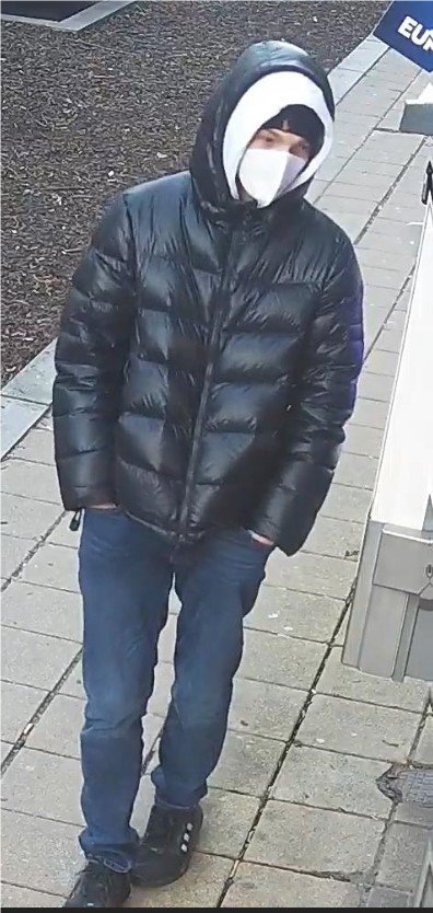 Schwerer Raub: Polizei sucht diese Männer