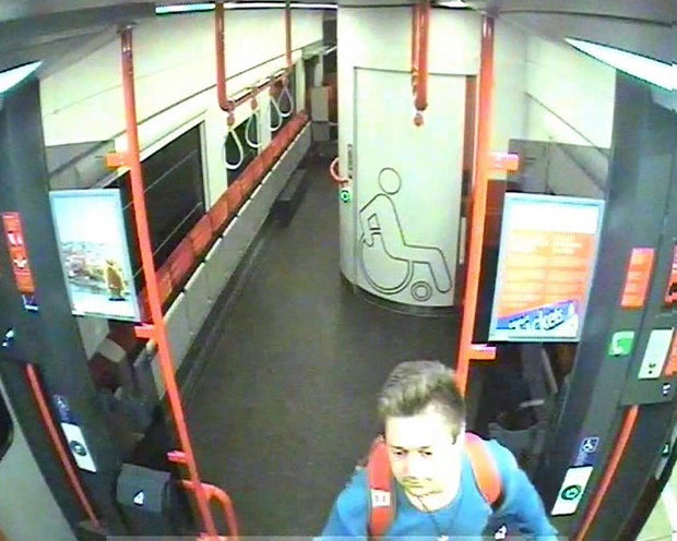 Polizei sucht diesen Schnellbahn-Randalierer