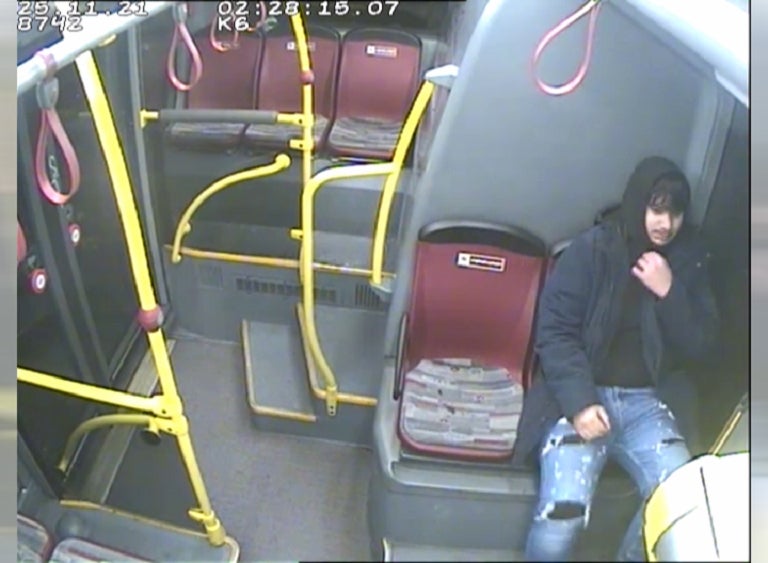 Versuchter Raub: Polizei sucht diesen Mann