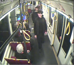 Polizei sucht diese brutalen Straßenbahn-Räuber