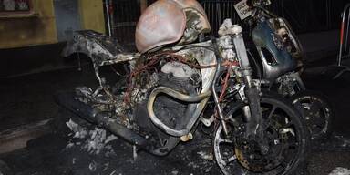 Motorr&auml;der und Auto abgefackelt
