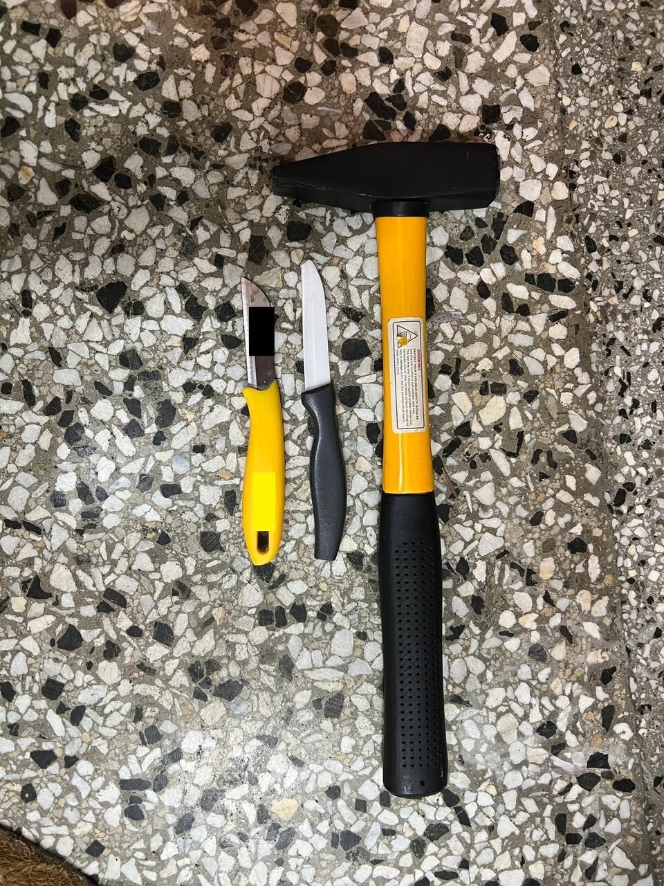 Frau bedroht ihren Ex-Lebensgefährten mit Hammer und Messer