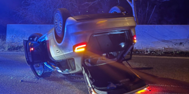 Lauter Knall, dann &uuml;berschl&auml;gt sich Auto mit drei Teenies