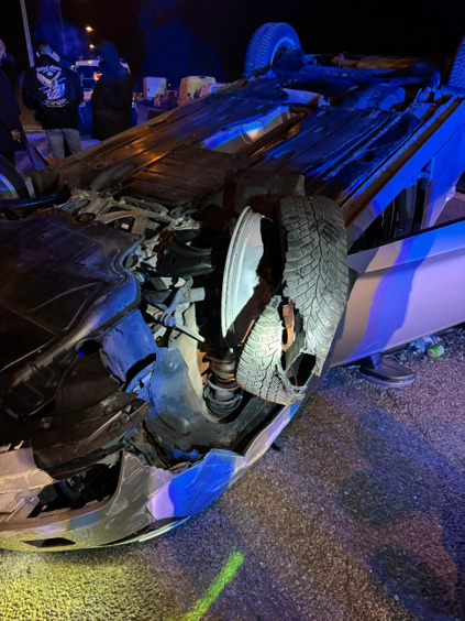 Lauter Knall, dann überschlägt sich Auto mit drei Teenies