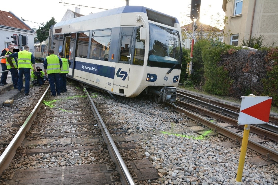 BMW-Fahrer rammt Badner Bahn: 2 Verletzte