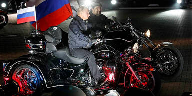 Putin kurvt auf Trike zu Biker-Treffen 