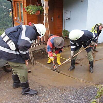 Die Feuerwehren sind im Dauereinsatz, um die Häuser von den Schlammmassen zu befreien