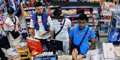 Während der Verdächtige mit dem Balken ausgeforscht wurde, wird nach den anderen drei Männern weiterhin gefahndet. 