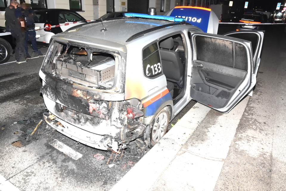Polizeiauto angezündet