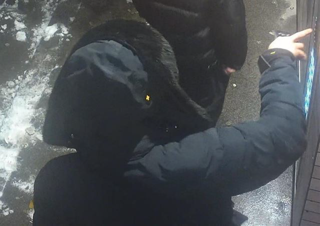 Trafik-Verkäufer niedergestochen: Polizei sucht diese Männer