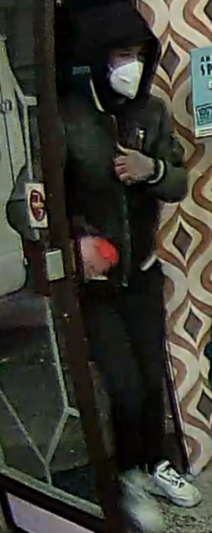 Trafik-Verkäufer niedergestochen: Polizei sucht diese Männer