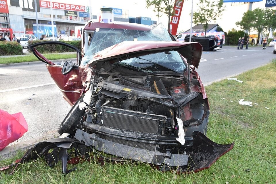 Von Raserin abgeschossen: Ehepaar in Lebensgefahr