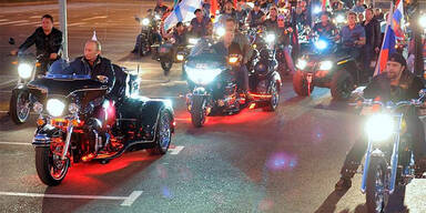 Putin kurvt auf Trike zu Biker-Treffen 