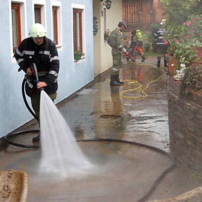 Die Feuerwehren sind im Dauereinsatz, um die Häuser von den Schlammmassen zu befreien
