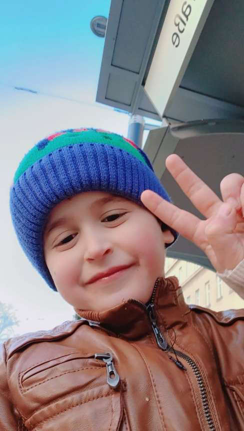 Brüder von Vater vor Wiener Schule entführt