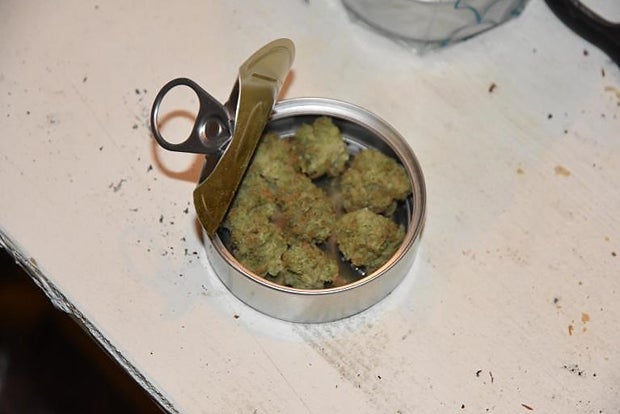 Waffen, Drogen, Pyros: Polizei nimmt Rapid-Fan-Vereinslokal auseinander