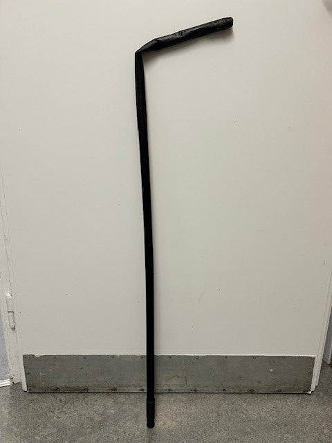 Russe bedroht Rezeptioniste und schlägt Obdachlosen.