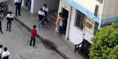 Nackter Lehrer versucht Schülerin zu vergewaltigen